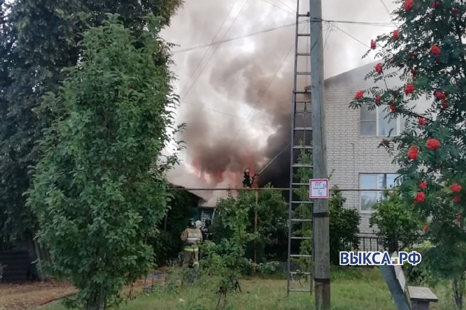 Пожарные дважды за сутки тушили дом на улице Рабочая